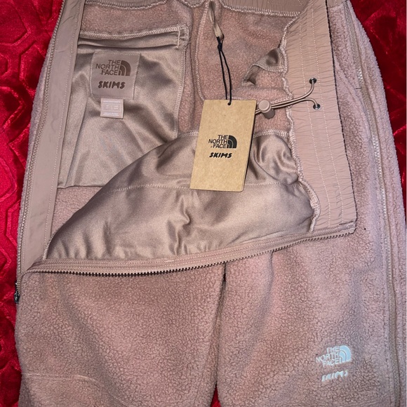 SKIMS x North Face Fleece Pants - Picture 3 of 5